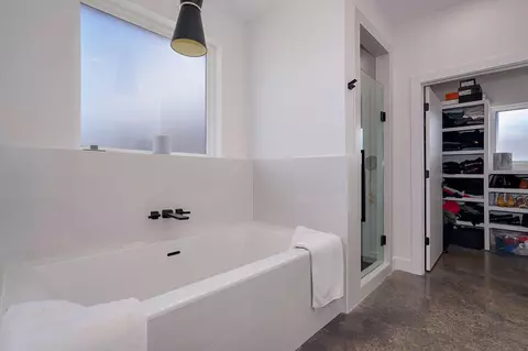 Bath - 1527 N Edgemont Cir, Springfield, MO 65802 photo 1 of 6
