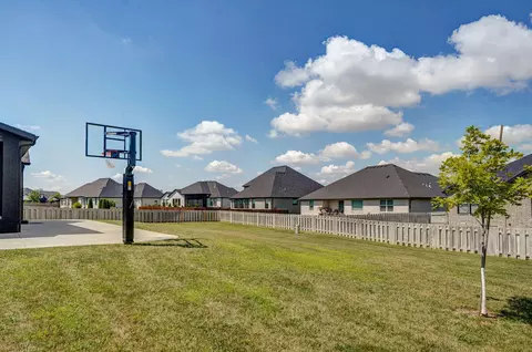 Exterior - 1527 N Edgemont Cir, Springfield, MO 65802 photo 8 of 9