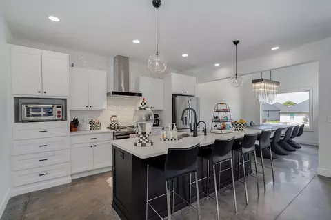 Kitchen - 1527 N Edgemont Cir, Springfield, MO 65802 photo 3 of 6