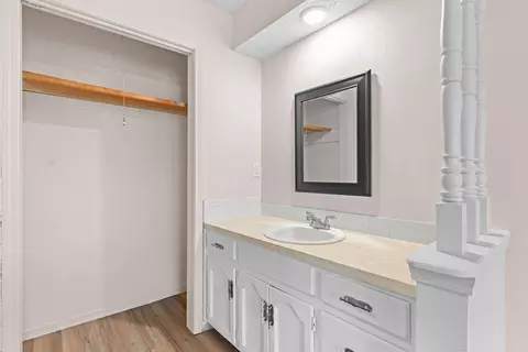 Bath - 2104 S Hillcrest Ave, Springfield, MO 65807 photo 2 of 5