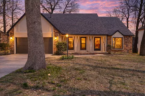 2104 S Hillcrest Ave, Springfield, MO 65807