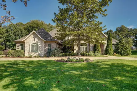 3309 E Sommerset Rd, Springfield, MO 65804