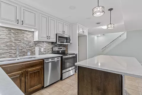 Kitchen - 2747 E Rocklyn Rd, Springfield, MO 65804 photo 9 of 12