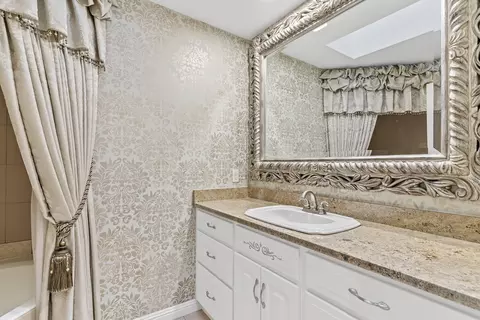 Bath - 2747 E Rocklyn Rd, Springfield, MO 65804 photo 4 of 6