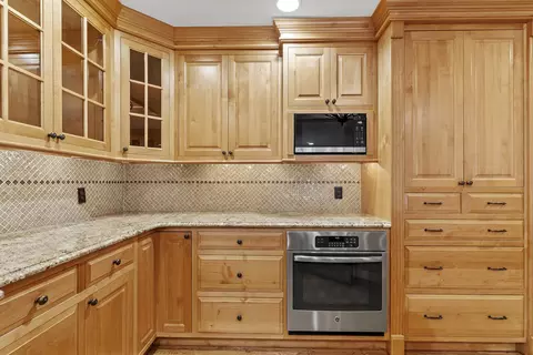 Kitchen - 2747 E Rocklyn Rd, Springfield, MO 65804 photo 3 of 12