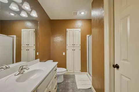Bath - 4851 S Landon Ct, Springfield, MO 65810 photo 8 of 10