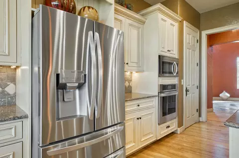 Kitchen - 4851 S Landon Ct, Springfield, MO 65810 photo 8 of 9
