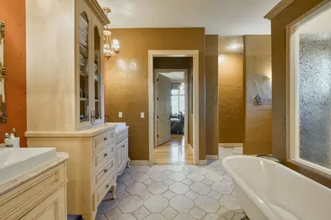Bath - 4851 S Landon Ct, Springfield, MO 65810 photo 4 of 10