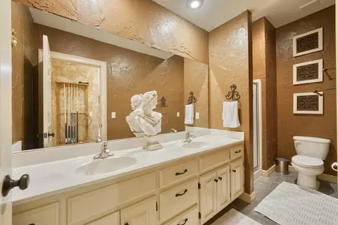 Bath - 4851 S Landon Ct, Springfield, MO 65810 photo 9 of 10
