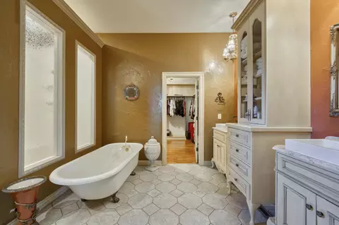 Bath - 4851 S Landon Ct, Springfield, MO 65810 photo 2 of 10