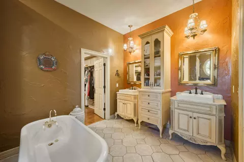 Bath - 4851 S Landon Ct, Springfield, MO 65810 photo 5 of 10