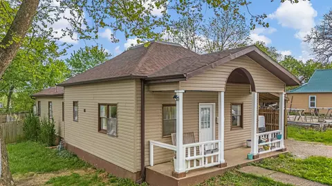 502 W 4th St, Willow Springs, MO 65793