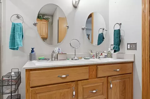 Bath - 1229 E 425th Rd, Bolivar, MO 65613 photo 1 of 6