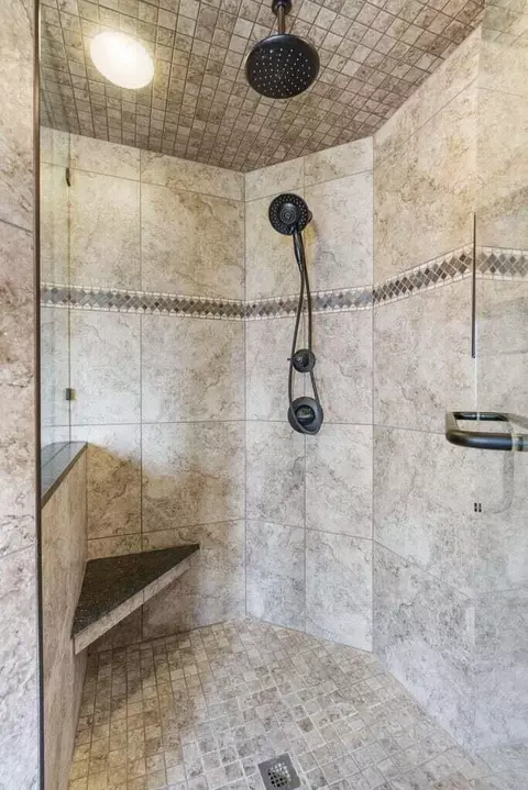 Bath - 3550 W Morningside Pl, Springfield, MO 65807 photo 2 of 5