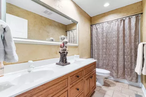 Bath - 3550 W Morningside Pl, Springfield, MO 65807 photo 4 of 5