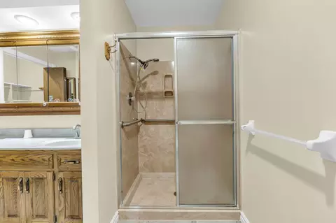 Bath - 3605 E Delmar St, Springfield, MO 65809 photo 2 of 4
