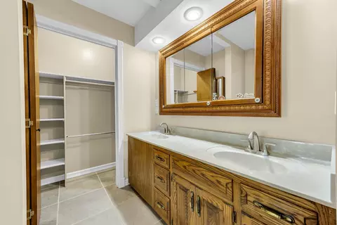 Bath - 3605 E Delmar St, Springfield, MO 65809 photo 1 of 4