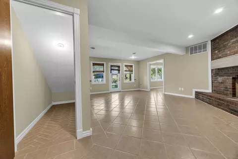 Living - 3605 E Delmar St, Springfield, MO 65809 photo 5 of 7