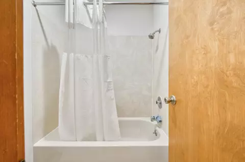 Bath - 1502 E Mcclernon St, Springfield, MO 65803 photo 2 of 3