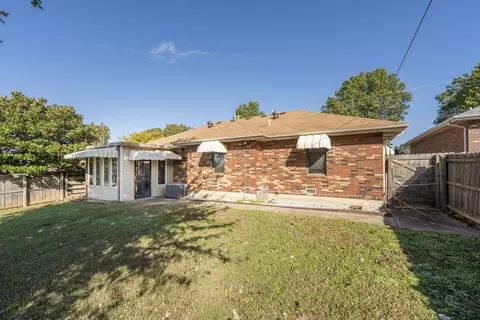Exterior - 1502 E Mcclernon St, Springfield, MO 65803 photo 4 of 9