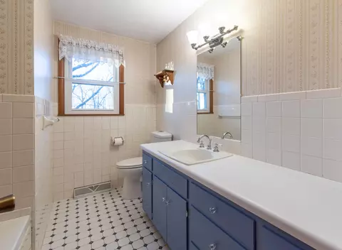 Bath - 6396 E Skyline Dr, Springfield, MO 65809 photo 1 of 7