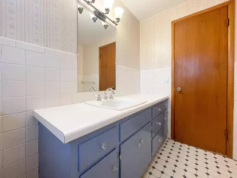 Bath - 6396 E Skyline Dr, Springfield, MO 65809 photo 2 of 7
