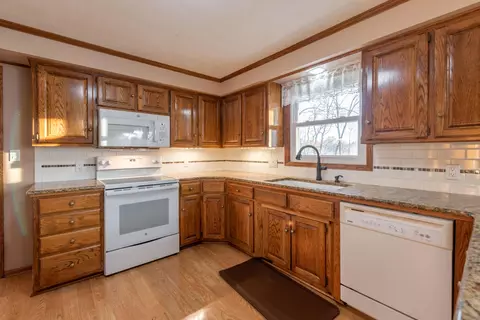 Kitchen - 6396 E Skyline Dr, Springfield, MO 65809 photo 3 of 4
