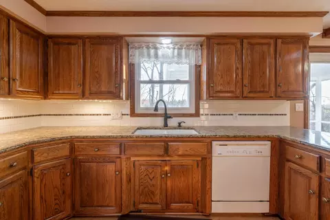Kitchen - 6396 E Skyline Dr, Springfield, MO 65809 photo 2 of 4