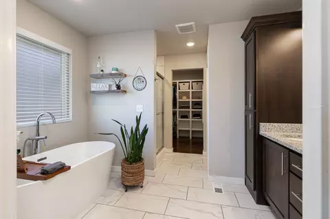 Bath - 4749 E Rutherford St, Springfield, MO 65802 photo 2 of 11