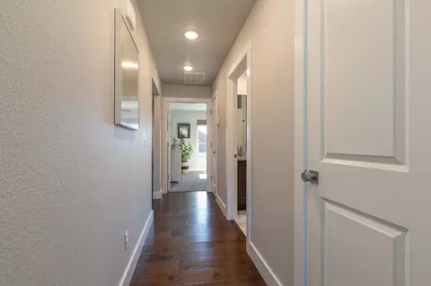 Entry Way - 4749 E Rutherford St, Springfield, MO 65802 photo 4 of 7