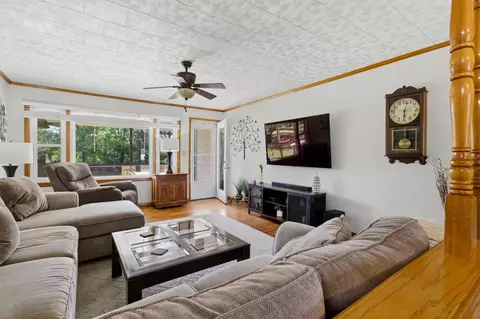 Living - 1009 13th St, Monett, MO 65708 photo 2 of 4