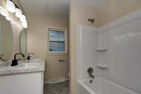 Bath - 1846 S Nettleton Ave, Springfield, MO 65807 photo 1 of 3