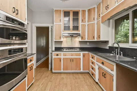 Kitchen - 1249 E Delmar St, Springfield, MO 65804 photo 4 of 6