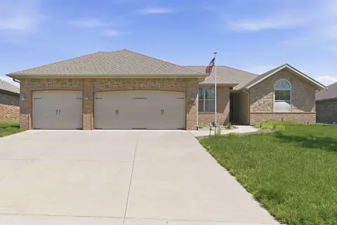 5730 S Cloverdale Ln, Battlefield, MO 65619