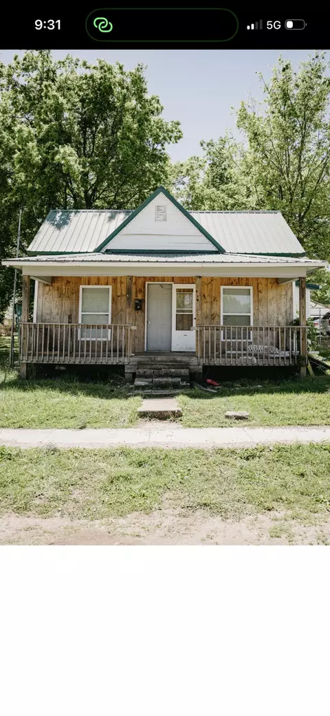 212 W Church St, Aurora, MO 65605