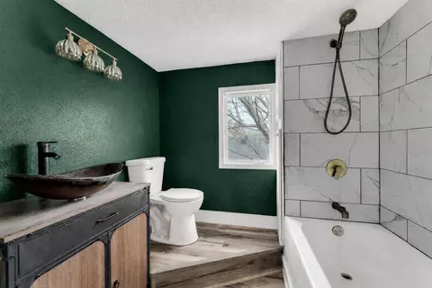 Bath - 1885 N Douglas Ave, Springfield, MO 65803 photo 2 of 2