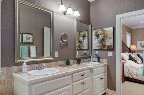 Bath - 3901 E Villa Way, Springfield, MO 65809 photo 2 of 5