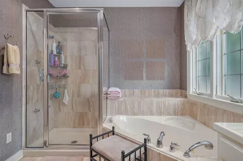 Bath - 3901 E Villa Way, Springfield, MO 65809 photo 2 of 5