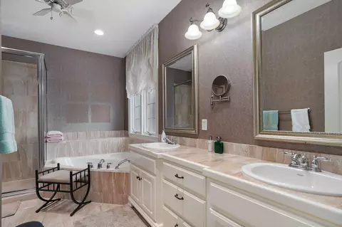 Bath - 3901 E Villa Way, Springfield, MO 65809 photo 1 of 5