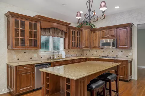 Kitchen - 3901 E Villa Way, Springfield, MO 65809 photo 5 of 6
