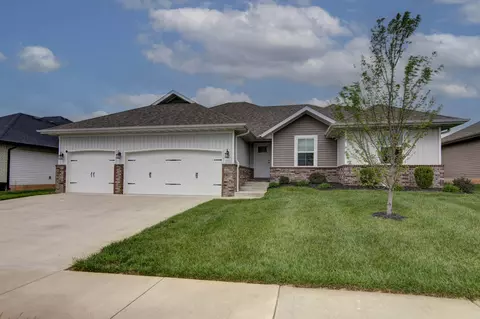 1853 S Lullwood Ave, Springfield, MO 65802