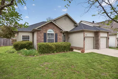 3755 W Kay Pointe Blvd, Springfield, MO 65802