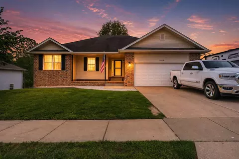 2004 E Lee St, Republic, MO 65738