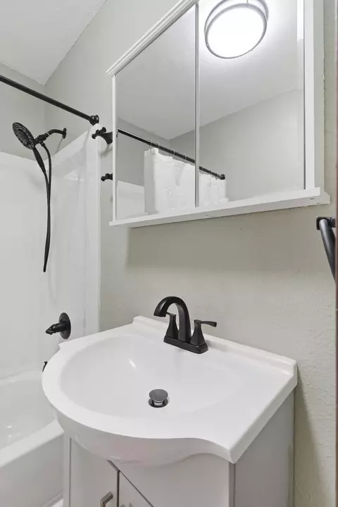 Bath - 905 S Newton Ave, Springfield, MO 65806 photo 1 of 1