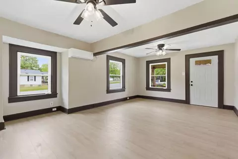 Living - 905 S Newton Ave, Springfield, MO 65806 photo 3 of 4
