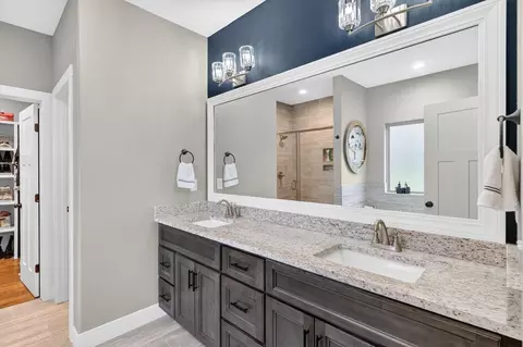 Bath - 1632 W Gaslight Dr, Springfield, MO 65810 photo 1 of 5