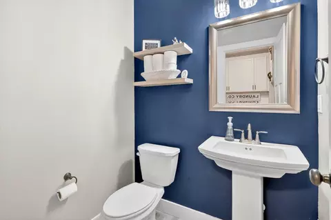 Bath - 1632 W Gaslight Dr, Springfield, MO 65810 photo 3 of 5
