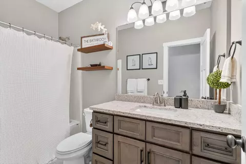 Bath - 1632 W Gaslight Dr, Springfield, MO 65810 photo 4 of 5