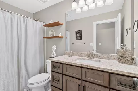 Bath - 1632 W Gaslight Dr, Springfield, MO 65810 photo 5 of 5