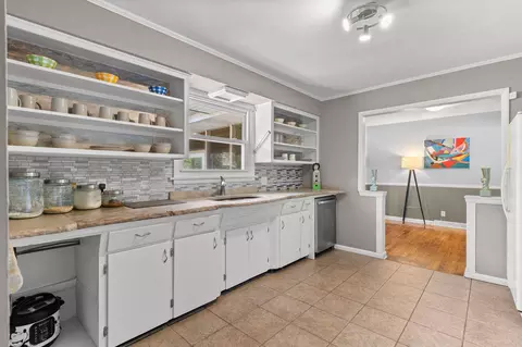 Kitchen - 1904 S Valleyroad Ave, Springfield, MO 65804 photo 3 of 4